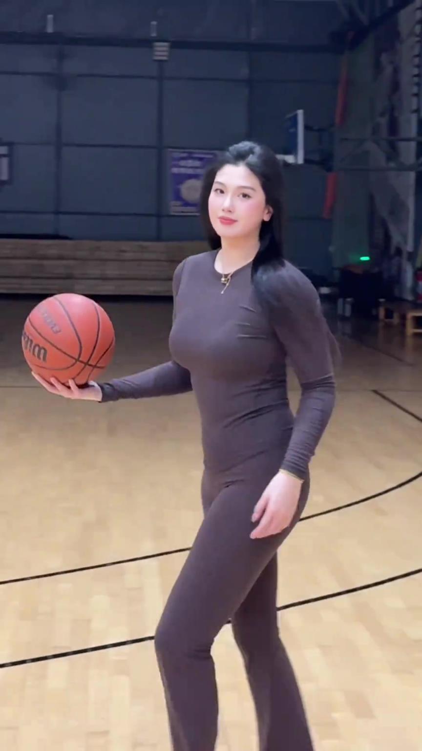 低配版卡戴珊！野球场肘姐这身材，懂的吧友都懂！